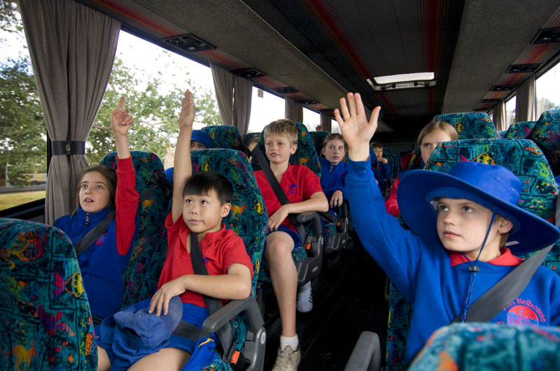 Перевозка детей автобусом заказ. Автобусные экскурсии дети. Дети туристы в автобусе. Автобус для перевозки детей. Организованный автобус для детей.